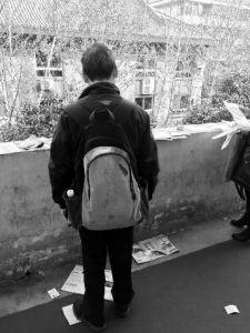 “娃在湖南上大學，馬上就要畢業(yè)了，所以我經(jīng)常在網(wǎng)上瀏覽咸陽、西安的招聘信息，想讓他畢業(yè)后留在我和他媽身邊……”3月14日，秦都區(qū)人才交流中心在區(qū)政府二樓舉辦招聘會，一名50多歲的“求職者”吸引了不少人的目光。據(jù)悉，此次招聘會共有市內(nèi)外112家企業(yè)參加，提供就業(yè)崗位3200個。