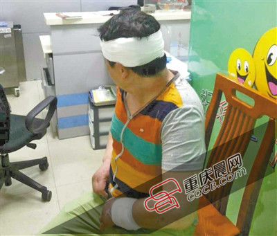 昨日，受傷的游客譚先生在醫(yī)院接受治療。