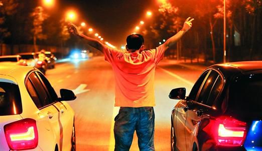 2013年8月25日凌晨，北京，在東壩大街路口進行的一場飆車。