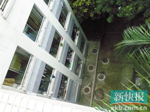 據(jù)目擊者稱,當(dāng)時(shí)墜樓者躺在右排中、下兩個井蓋中間附近。