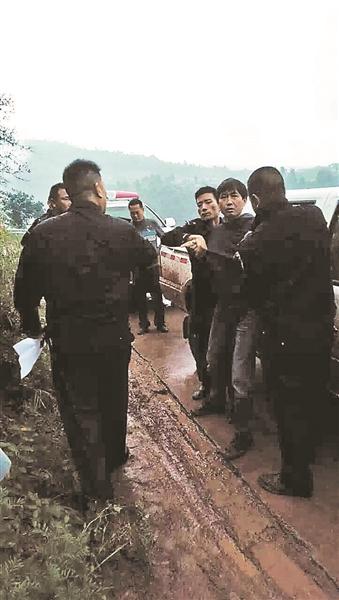 索瑪基金會理事長黃紅斌被當(dāng)?shù)厣止矌ё? style= 索瑪基金會理事長黃紅斌被當(dāng)?shù)厣止矌ё? complete=