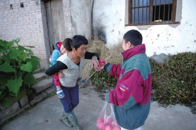 看到他遞來蘋果，村人尷尬地笑笑，婉拒了。