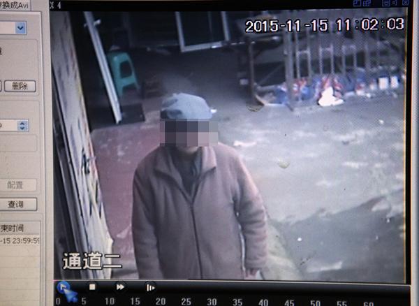 2015年11月17日，鄰居家的監(jiān)控在事發(fā)當(dāng)天拍到老人生前遺像。澎湃新聞記者 雍凱 圖