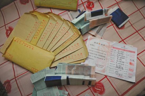 廖弟友捐款后保存的部分收據(jù)。