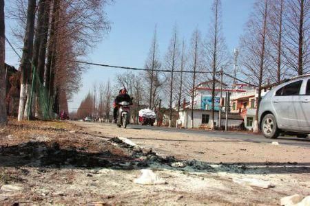 現(xiàn)場有條帶血的輪胎印記。