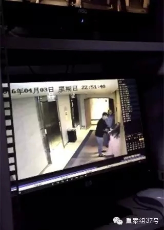 一女子在酒店被陌生男子拖拽。    視頻截圖