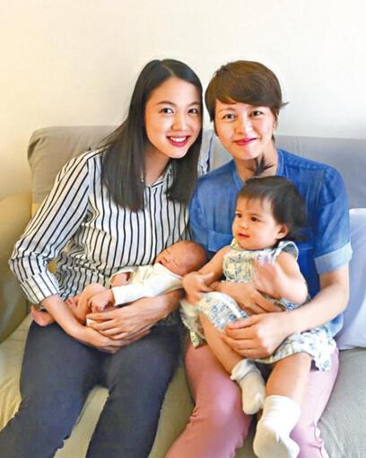 張梓琳母女與梁詠琪母女合影 張梓琳母女與梁詠琪母女合影