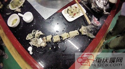 拼出魚骨，推斷魚沒有3斤8兩。 本報記者 平索茜 攝