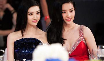 除了白，在合影中還有另外一個(gè)制勝法寶，就是——高。