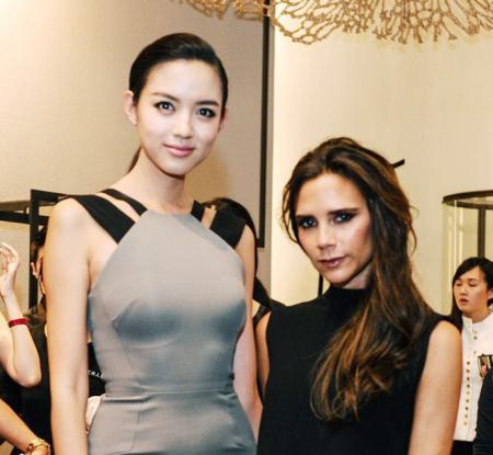 你說(shuō)那是因?yàn)樨惿┨冢磕俏覀儞Q個(gè)人看看？