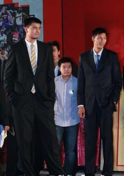 鄧超夫婦以及于嘉、林書(shū)豪，放在人群里都是不錯(cuò)的身高，顯然，他們選錯(cuò)了參照物。