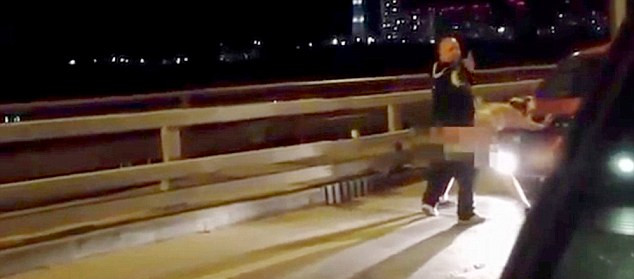 許多人拍攝到這對(duì)夫婦在引擎罩上“表達(dá)愛(ài)意”的方式，而男子甚至轉(zhuǎn)過(guò)頭來(lái)看鏡頭。（視頻截圖）