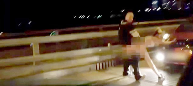 盡管許多人圍觀，但這對(duì)夫婦似乎對(duì)于露天表演毫不在意。（視頻截圖）