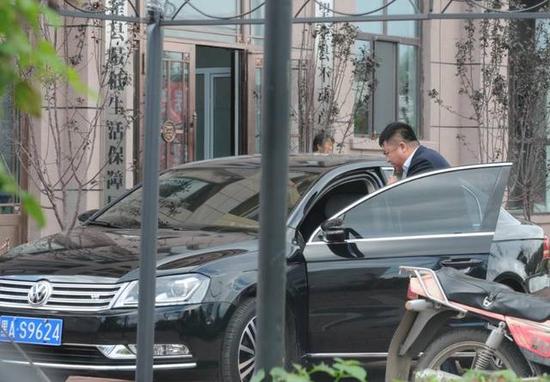 程海濤局長駕駛的假牌車，停在縣低保局門前