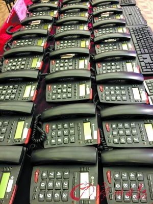 廣東警方展示偵破的跨境電信詐騙案中繳獲的作案電話。