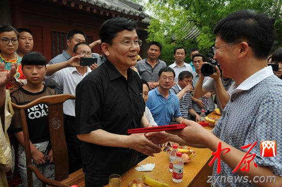 余光中、汪國(guó)真做客杜甫故里 共話詩(shī)圣家國(guó)情懷