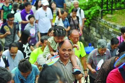 　　昨天不少老人帶著孫子孫女參加活動,明城墻對南京人而言,更多的是一種傳承。