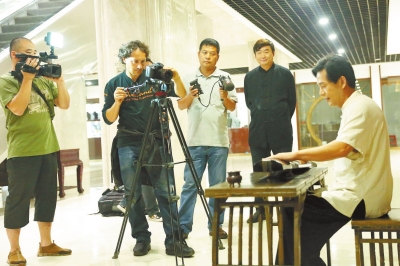 意大利國(guó)家電視臺(tái)記者正在錄制中國(guó)古琴的演奏 意大利國(guó)家電視臺(tái)記者正在錄制中國(guó)古琴的演奏