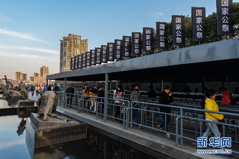 12月14日,觀眾排隊(duì)進(jìn)入侵華日軍南京大屠殺遇難同胞紀(jì)念館參觀。新華社記者 沈鵬 攝