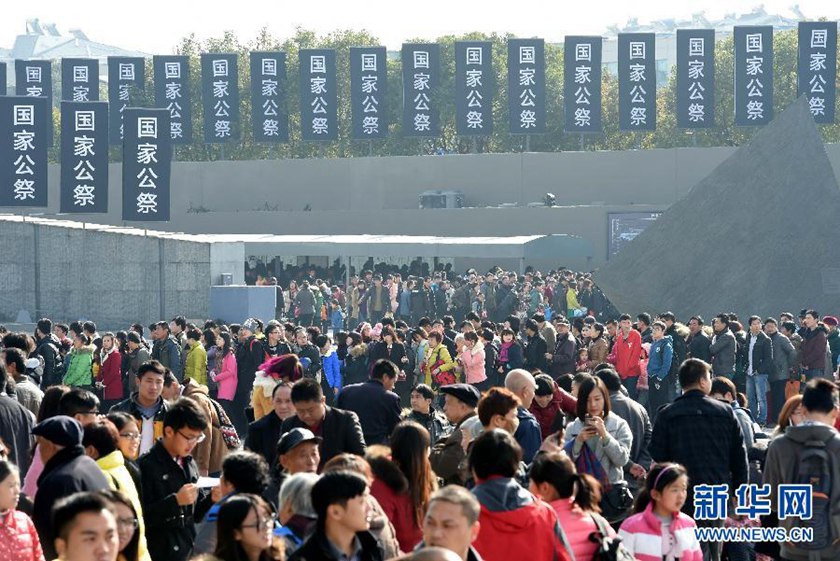 12月14日,參觀者在南京大屠殺遇難同胞紀(jì)念館參觀。　　新華社記者孫參攝