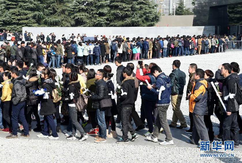  12月14日,參觀者在排隊(duì)進(jìn)入紀(jì)念館展館參觀。新華社記者孫參攝