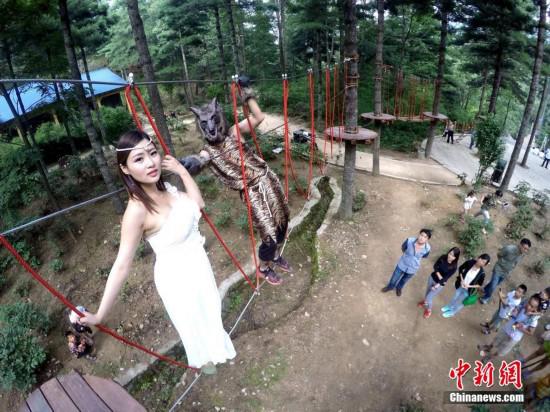 “野獸”叢林里狂追美女 白云山叢林挑戰(zhàn)賽亮點紛呈 “野獸”叢林里狂追美女 白云山叢林挑戰(zhàn)賽亮點紛呈