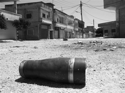 　11日，霍姆斯，政府軍和反對派武裝沖突過后留下一個彈殼。