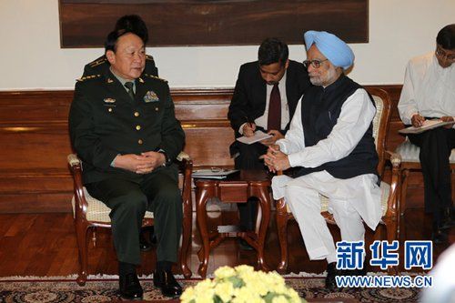 9月4日，在印度首都新德里的總理府，印度總理曼莫漢·辛格（右）會見中國國務(wù)委員兼國防部長梁光烈。