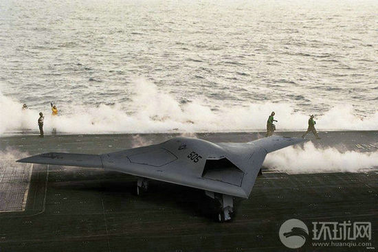 資料圖：X-47B無人機(jī)在林肯號航母上進(jìn)行系統(tǒng)連接測試。