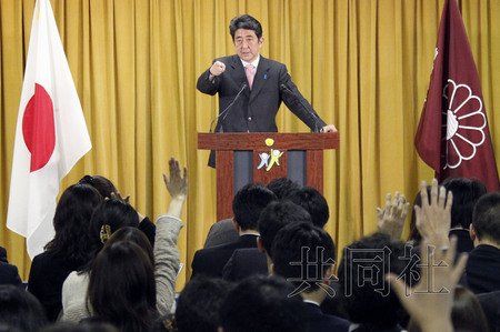 12月17日，日本自民黨總裁安倍晉三17日在黨總部會(huì)見(jiàn)記者，表示考慮與日本維新會(huì)和眾人之黨攜手修改憲法。