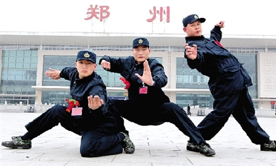 昨日，即將入伍的少林高手們啟程前合影留念