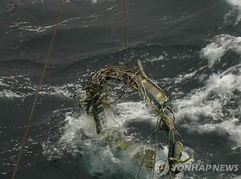 韓國防部23日表示，于本月21日又打撈了三塊朝鮮遠(yuǎn)程火箭“銀河3”號的殘骸，打撈地點在之前打撈一級火箭氧化劑桶附近1-2公里海域內(nèi)。（圖片來源：韓聯(lián)社）