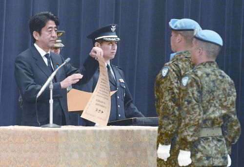 20日，日本首相安倍晉三向回國(guó)的戈蘭高地維和自衛(wèi)隊(duì)遞交政府獎(jiǎng)狀。安倍在儀式上稱(chēng)，近年“日本周邊的安全保障環(huán)境更加嚴(yán)峻”，為此將修改《防衛(wèi)計(jì)劃大綱》，進(jìn)一步加強(qiáng)日美同盟。