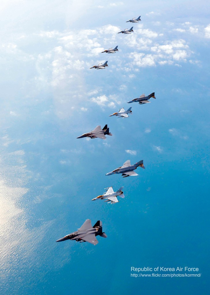 圖為韓空軍KF-16戰(zhàn)機(jī)、F-4戰(zhàn)機(jī)、F-15K兩代三型戰(zhàn)機(jī)編隊(duì)升空練作戰(zhàn)。