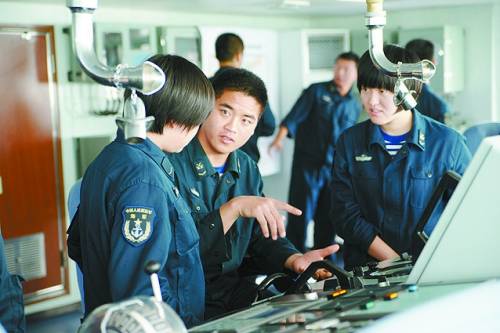 女艦員在學(xué)習(xí)操舵 女艦員在學(xué)習(xí)操舵