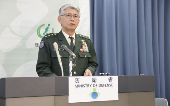 2月21日下午2點，日本陸上自衛(wèi)隊參謀長君塚榮治在防衛(wèi)省會見記者
