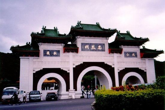 位于臺(tái)北的忠烈祠供奉著從孫中山革命，到抗日戰(zhàn)爭(zhēng)，解放戰(zhàn)爭(zhēng)所有陣亡國(guó)民黨士兵的靈位。