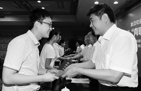 百余寒門學子到省直機關帶薪實習 每人每月可領到1500元 百余寒門學子到省直機關帶薪實習 每人每月可領到1500元