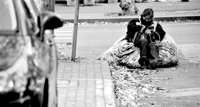 她靠在裝滿樹葉的大袋子上瞇了一會。