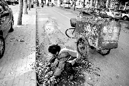 他不停清理著路邊的樹葉。