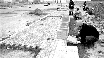 端午路正在鋪設人行道道磚，進行工程收尾。