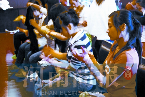 演出前，她們仔細檢查每一處細節(jié)