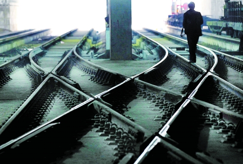 ▲鄭州地鐵1號(hào)線醫(yī)學(xué)院站，地下18米縱橫交錯(cuò)的鐵軌伸向遠(yuǎn)方。