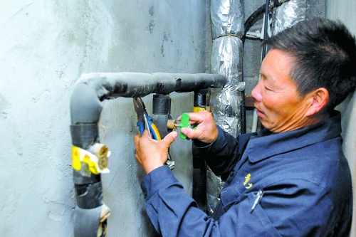 衛(wèi)運宗師傅為御金城小區(qū)用戶開啟供熱閥門