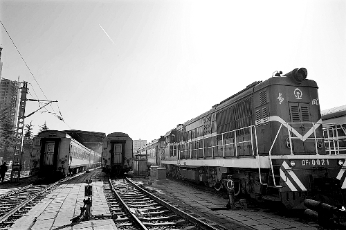 　　鄭州車(chē)輛段，擦拭一新的列車(chē)整裝待發(fā)。