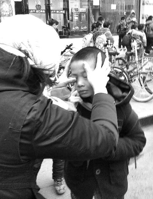 春天風(fēng)沙大，一孩子被風(fēng)沙瞇了眼