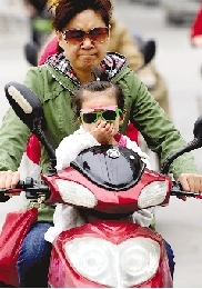 昨天清晨，文化宮路。 鄭州晚報記者 張翼飛 圖