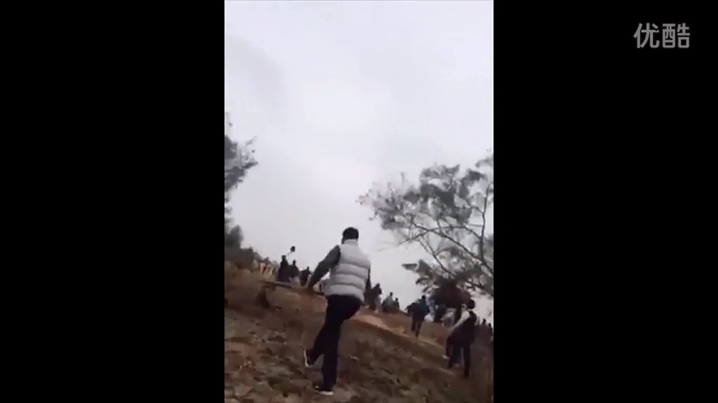 廣東退休官員修墓被指破壞鄰居祖墳風(fēng)水，雙方百人火拼現(xiàn)槍聲