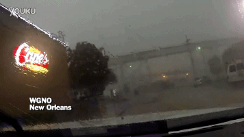 好可怕！大風(fēng)把火車從橋上吹了下來