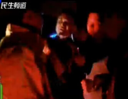 撞車(chē)還耍橫 當(dāng)街發(fā)酒瘋